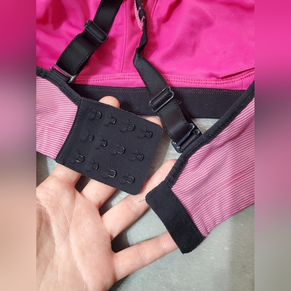 Lululemon Ta Ta Tamer II. Striped Grey & Hot Pink. Touch Of Black. 36C. No Pads. - Picture 5 of 7